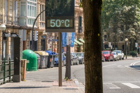 The street thermometer in Bilbao reads a staggering 50 degrees Celsius during the intense summer heatwave in Spain, highlighting the extreme temperatures and climatic conditions in the urban environment.